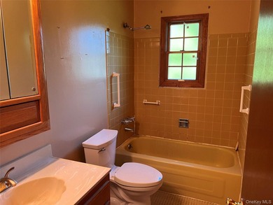 Charming Farm Ranch in the Heart of Hampton Bays Nestled on a - photo 6