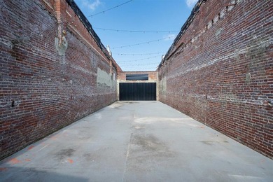 Commercial building offering 2,640 sq. ft. with extensive - photo 5