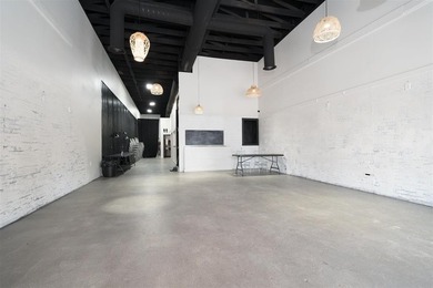 Commercial building offering 2,640 sq. ft. with extensive - photo 10