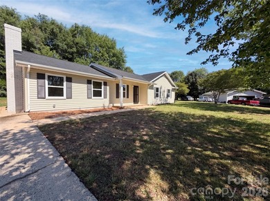 Welcome to this beautifully maintained 3-bedroom, 2-bathroom - photo 14