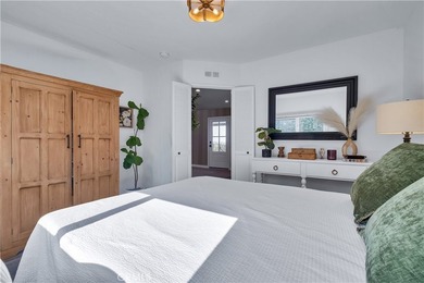 Wake up to stunning panoramic city views and unwind to ocean - photo 30