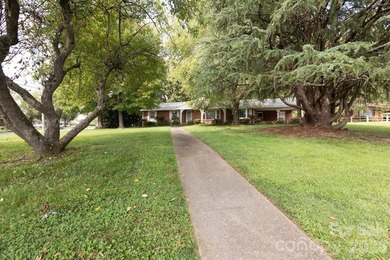 Welcome to this classic 1960s ranch-style home, perfectly - photo 2