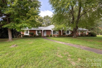 Welcome to this classic 1960s ranch-style home, perfectly - photo 3
