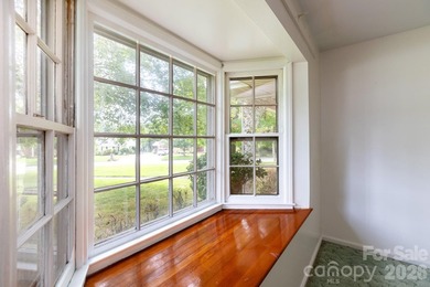 Welcome to this classic 1960s ranch-style home, perfectly - photo 8