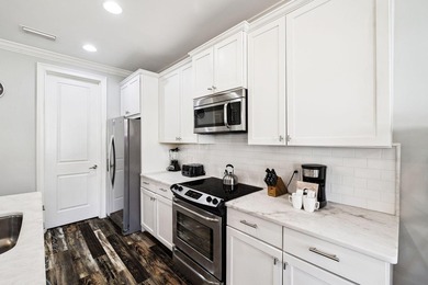 Welcome to this beautifully appointed 4-bedroom, 4-bathroom - photo 9