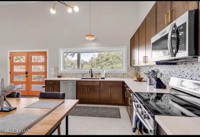 ''THE TREEHOUSE'' - A Luxurious Mid-Century, MODERN designed - photo 13