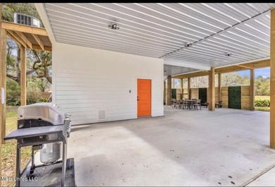 ''THE TREEHOUSE'' - A Luxurious Mid-Century, MODERN designed - photo 28