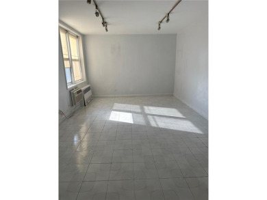 Beautiful 1-bdr located in the prime Gravesend area. Close to