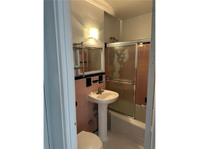 Beautiful 1-bdr located in the prime Gravesend area. Close to