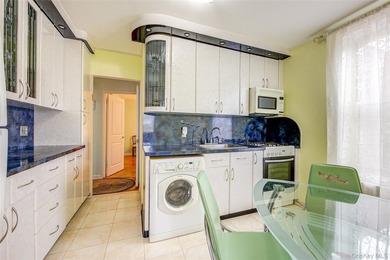 Large 2 bedroom/Jr.4 in move in condition-lots of windows-bright - photo 9