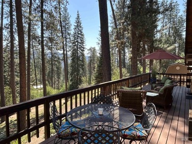 Escape to this turnkey log cabin tucked away at the end of a - photo 2