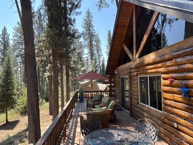 Escape to this turnkey log cabin tucked away at the end of a - photo 3