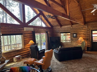 Escape to this turnkey log cabin tucked away at the end of a - photo 6