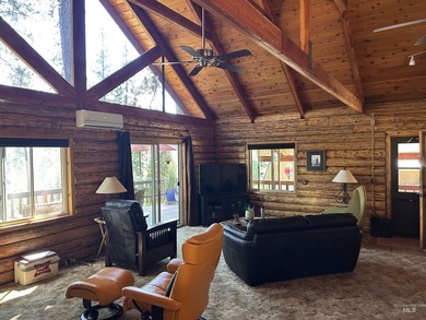 Escape to this turnkey log cabin tucked away at the end of a - photo 8