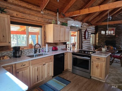Escape to this turnkey log cabin tucked away at the end of a - photo 9
