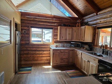 Escape to this turnkey log cabin tucked away at the end of a - photo 10