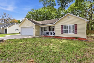 Welcome to 9 Wellena Court! Tucked away on a quiet cul-de-sac - photo 3