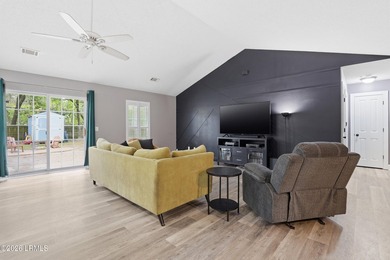 Welcome to 9 Wellena Court! Tucked away on a quiet cul-de-sac - photo 6