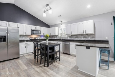 Welcome to 9 Wellena Court! Tucked away on a quiet cul-de-sac - photo 9