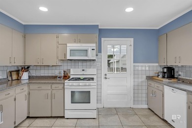 ** MOTIVATED SELLERS ** Welcome to this updated 3 bedroom, 3 - photo 8