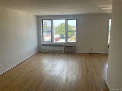 Freshly painted, cleaned, and ready to go. Oversized bedroom - photo 5