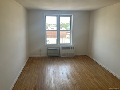 Freshly painted, cleaned, and ready to go. Oversized bedroom - photo 8