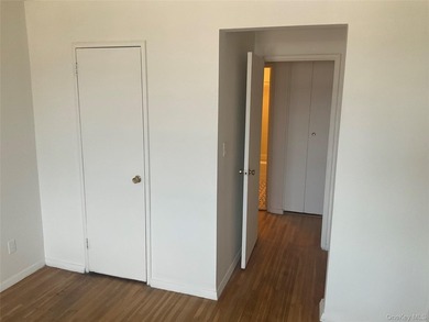 Freshly painted, cleaned, and ready to go. Oversized bedroom - photo 9