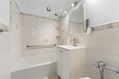 Immaculate and spacious 800 SF Junior 4 co-op residence in the - photo 5