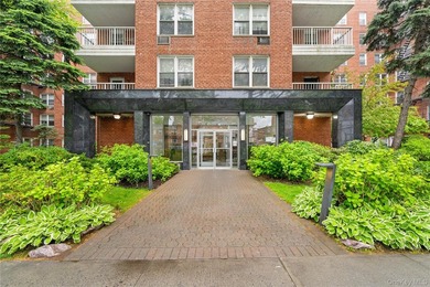 Immaculate and spacious 800 SF Junior 4 co-op residence in the - photo 9