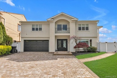 Welcome to a rare and exceptional waterfront in the heart of - photo 1
