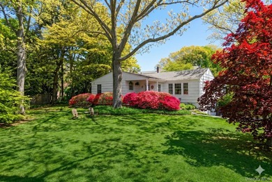 Welcome to gracious coastal living in one of Huntington's most - photo 1