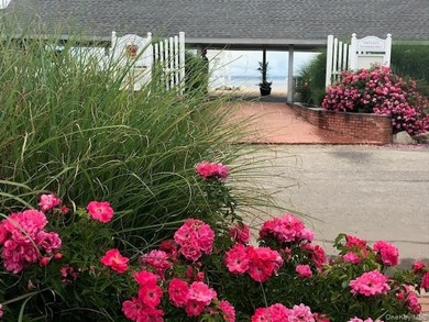 Welcome to gracious coastal living in one of Huntington's most - photo 2