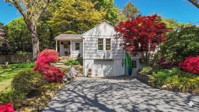 Welcome to gracious coastal living in one of Huntington's most - photo 3