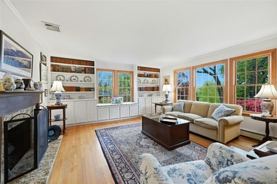 Welcome to gracious coastal living in one of Huntington's most - photo 8