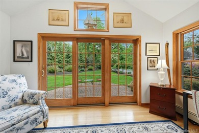 Welcome to gracious coastal living in one of Huntington's most - photo 9