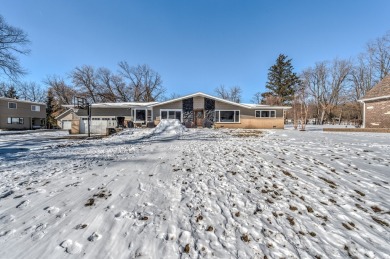 Lake Home Sale Pending in Algonquin, Illinois