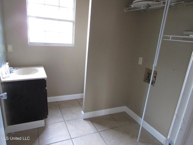 Tri Level Townhome near Pass Rd and Courthouse Rd. Single car - photo 12