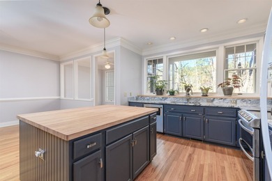 Exceptional Saddle Ridge townhome in the heart of Reynolds Lake