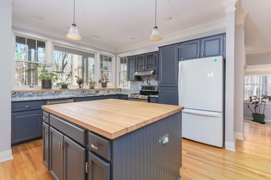 Exceptional Saddle Ridge townhome in the heart of Reynolds Lake