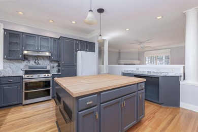 Exceptional Saddle Ridge townhome in the heart of Reynolds Lake