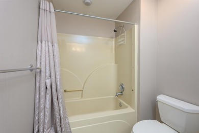 Exceptional Saddle Ridge townhome in the heart of Reynolds Lake