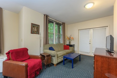 Exceptional Saddle Ridge townhome in the heart of Reynolds Lake