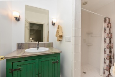 Exceptional Saddle Ridge townhome in the heart of Reynolds Lake