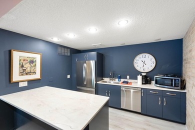 Welcome to this bright and inviting 2 bed, 2 bath, third-floor - photo 11