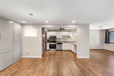 Welcome to this bright and inviting 2 bed, 2 bath, third-floor - photo 14