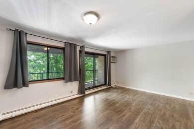 Welcome to this bright and inviting 2 bed, 2 bath, third-floor - photo 15