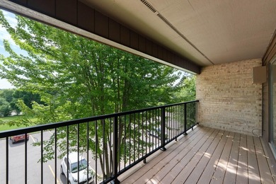 Welcome to this bright and inviting 2 bed, 2 bath, third-floor - photo 17
