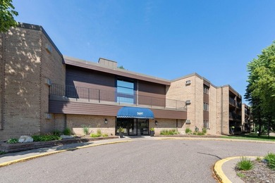 Welcome to this bright and inviting 2 bed, 2 bath, third-floor - photo 25