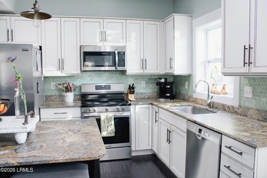 LOWCOUNTRY LIVING AT ITS BEST! This beautifully maintained - photo 3