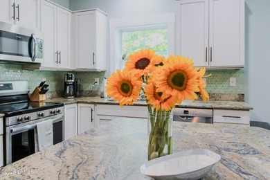 LOWCOUNTRY LIVING AT ITS BEST! This beautifully maintained - photo 6